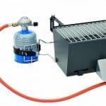 barbecue per grigliare sul balcone